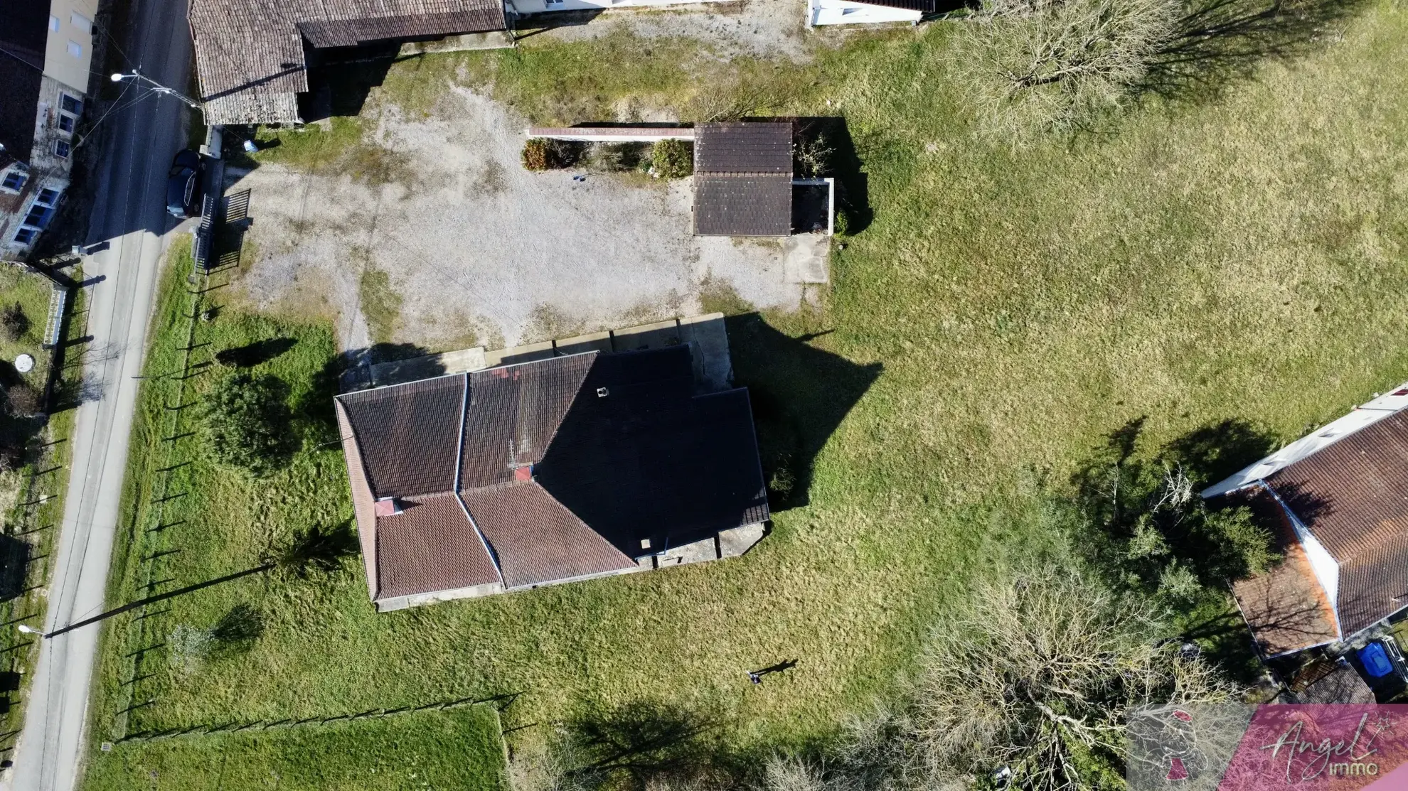 Belle maison en pierre de 264 m² à Tassenières avec grand terrain 
