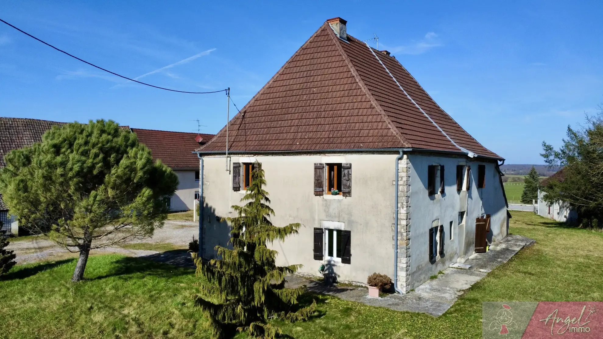 Belle maison en pierre de 264 m² à Tassenières avec grand terrain 