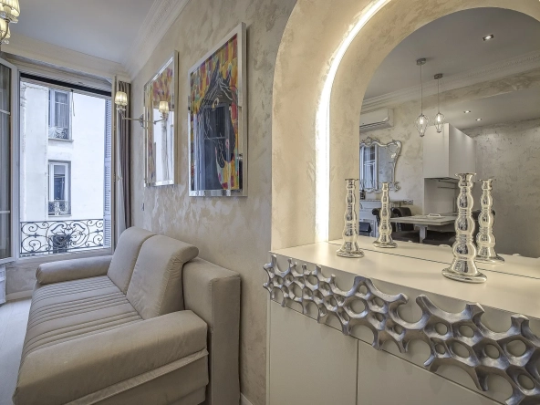 Appartement 2 pièces rénové avec cour intérieure dans le Carré d’Or à Nice 