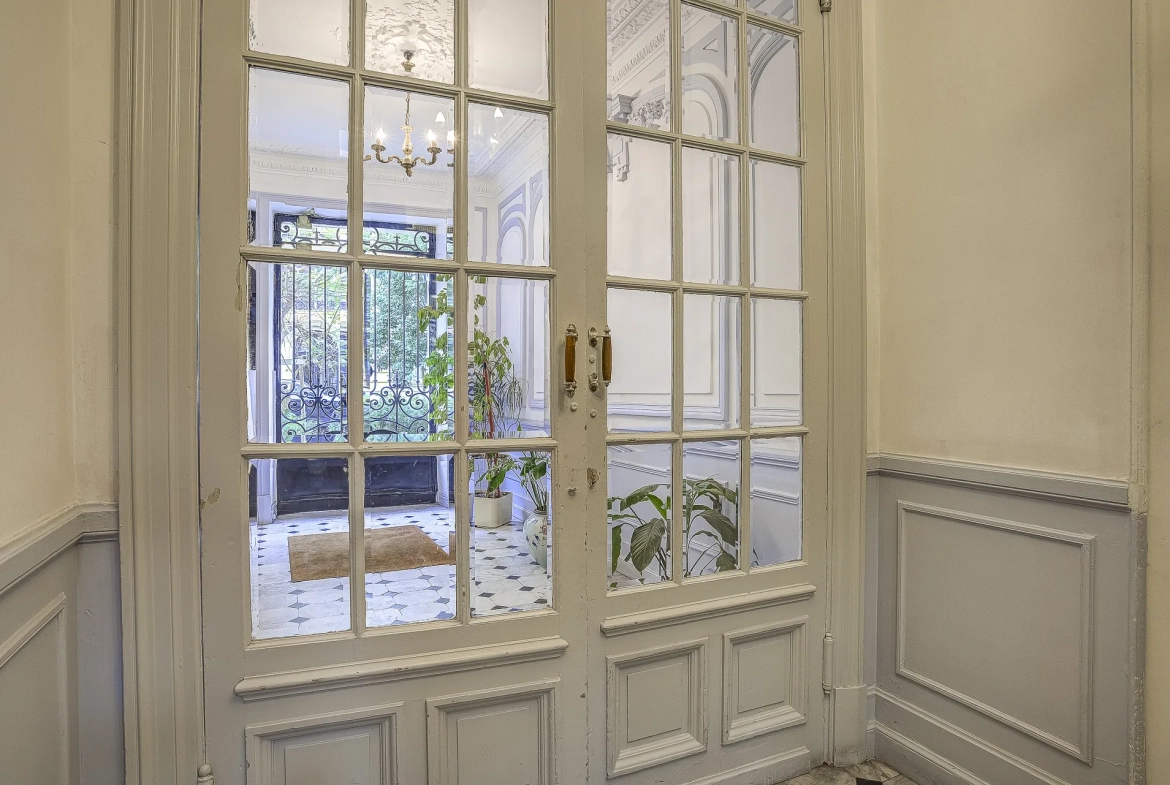 Appartement 2 pièces rénové avec cour intérieure dans le Carré d’Or à Nice 