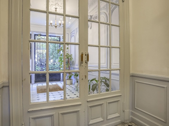 Appartement 2 pièces rénové avec cour intérieure dans le Carré d’Or à Nice 