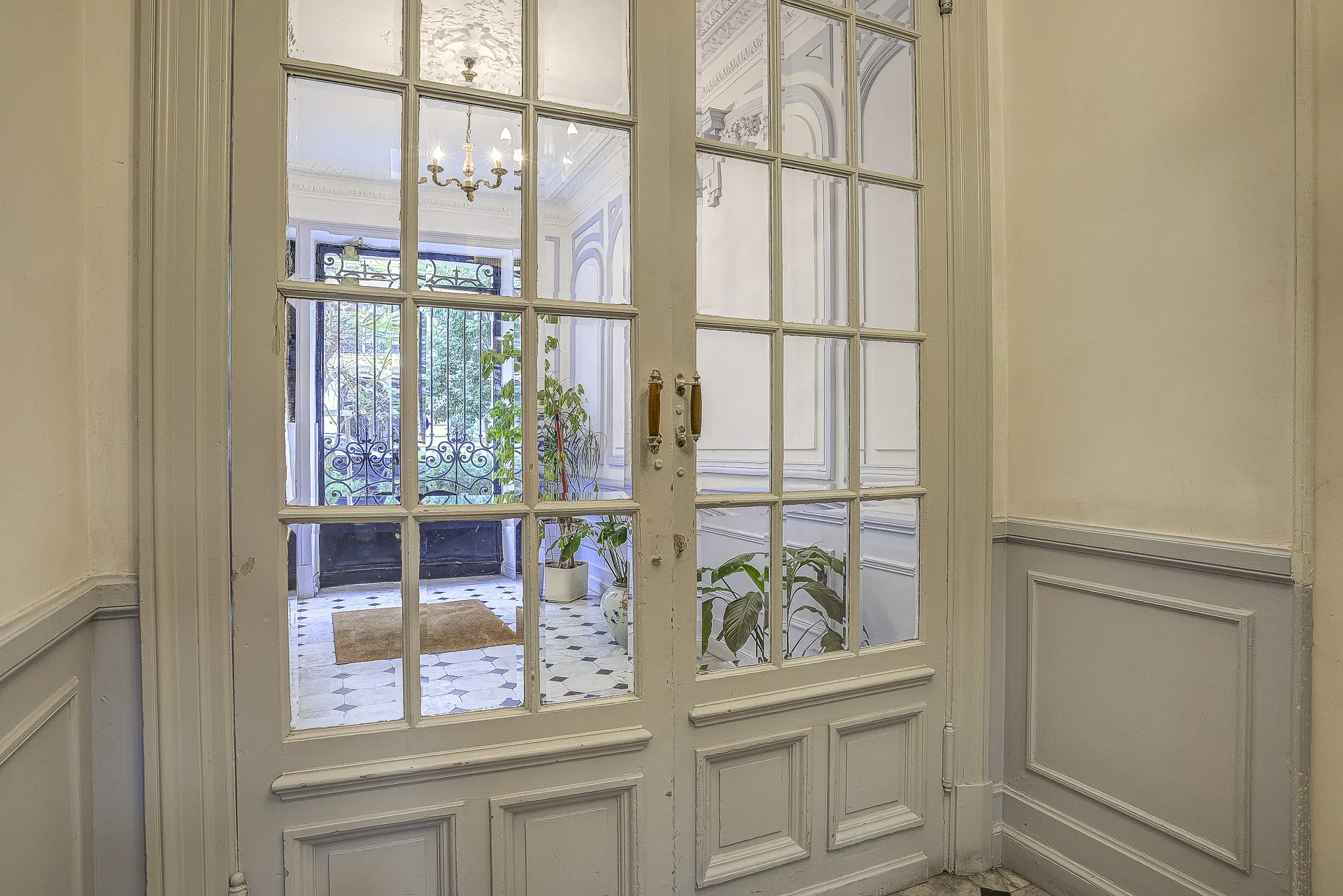 Appartement 2 pièces rénové avec cour intérieure dans le Carré d’Or à Nice 
