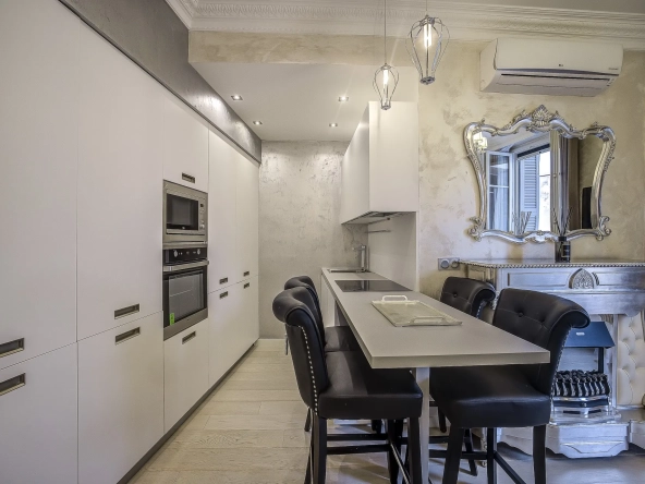 Appartement 2 pièces rénové avec cour intérieure dans le Carré d’Or à Nice 