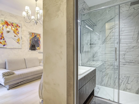 Appartement 2 pièces rénové avec cour intérieure dans le Carré d’Or à Nice 