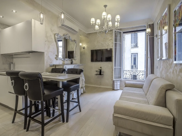 Appartement 2 pièces rénové avec cour intérieure dans le Carré d’Or à Nice 