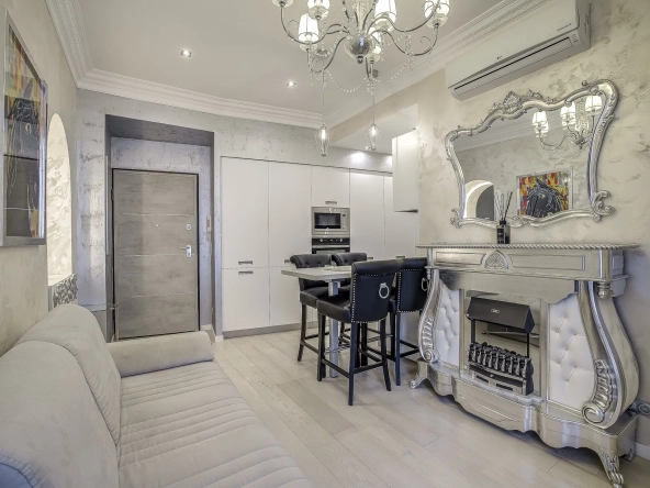 Appartement 2 pièces rénové avec cour intérieure dans le Carré d’Or à Nice 