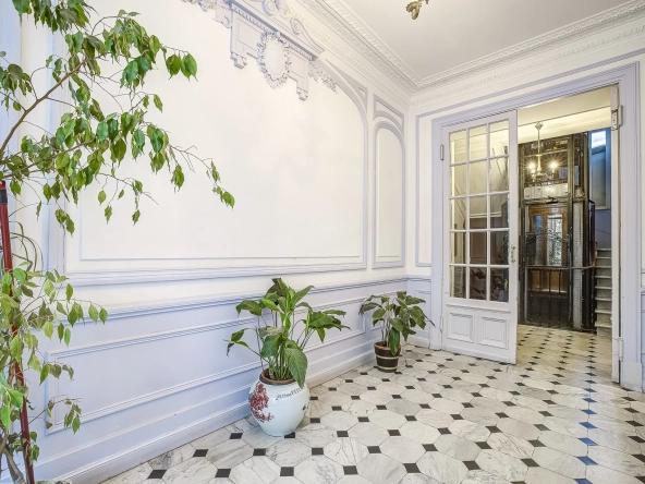 Appartement 2 pièces rénové avec cour intérieure dans le Carré d’Or à Nice 