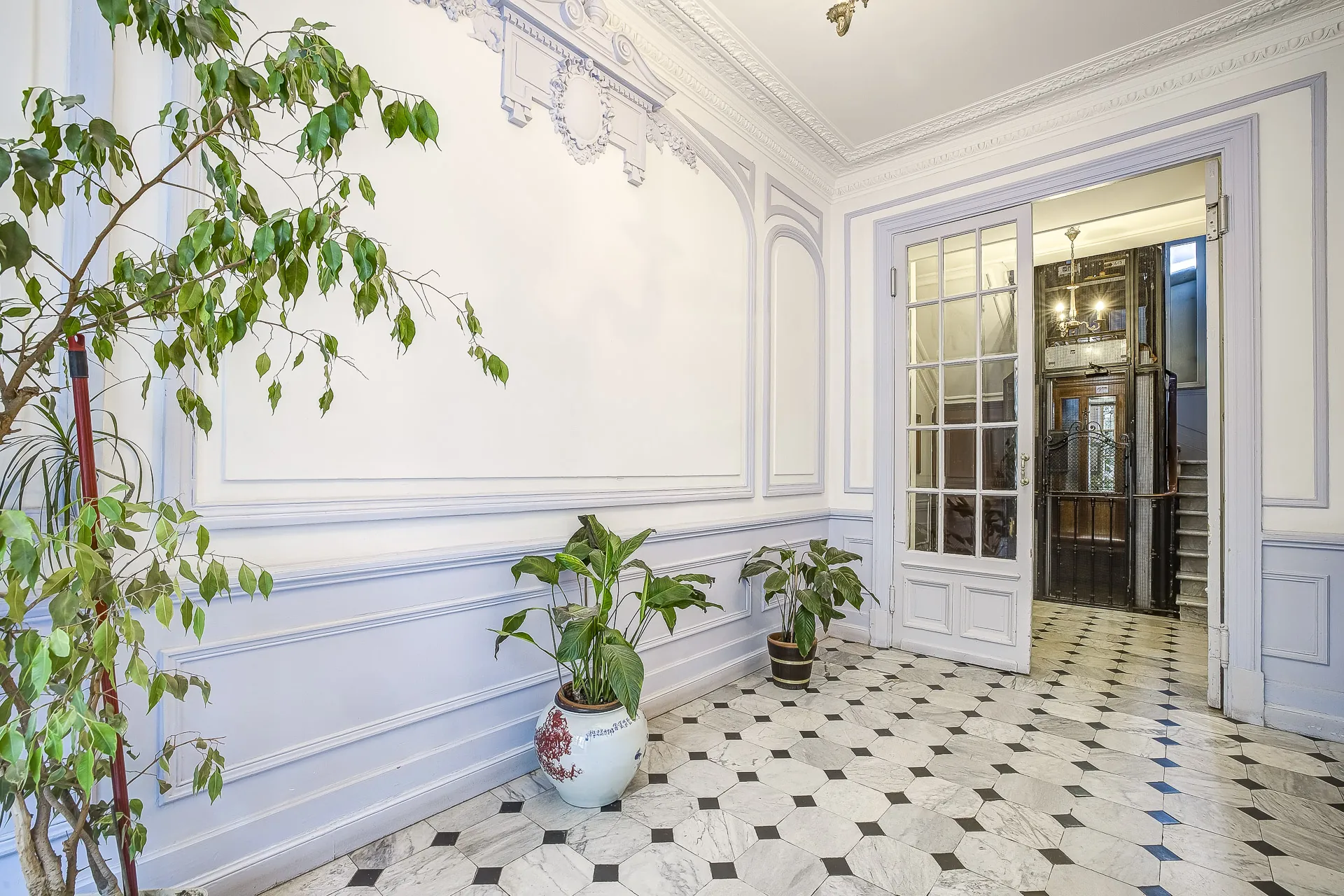 Appartement 2 pièces rénové avec cour intérieure dans le Carré d’Or à Nice 