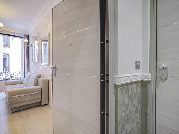 Appartement 2 pièces rénové avec cour intérieure dans le Carré d’Or à Nice 