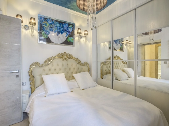 Appartement 2 pièces rénové avec cour intérieure dans le Carré d’Or à Nice 