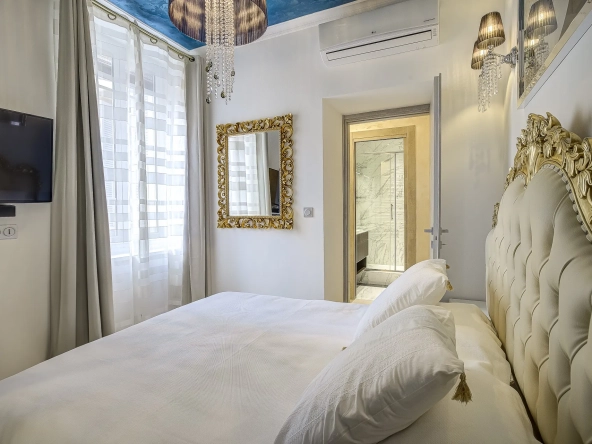 Appartement 2 pièces rénové avec cour intérieure dans le Carré d’Or à Nice 