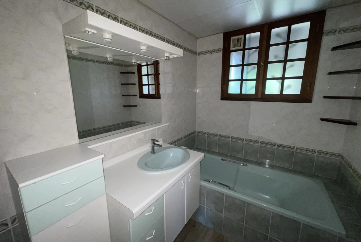 Maison familiale à vendre à Creuzier-le-Neuf – 184 m², terrain 2400 m², rénovée en 2023, secteur calme 