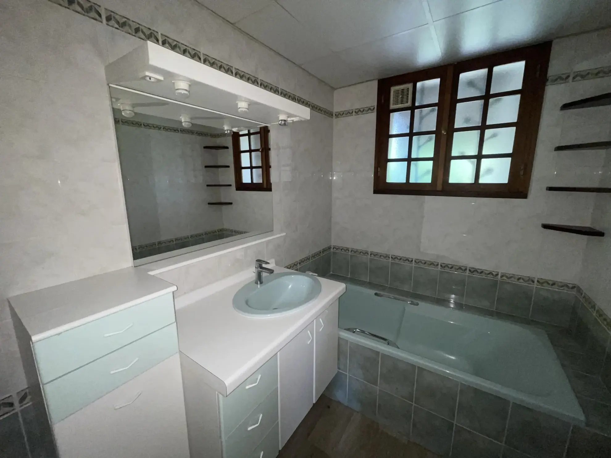 Maison familiale à vendre à Creuzier-le-Neuf – 184 m², terrain 2400 m², rénovée en 2023, secteur calme 