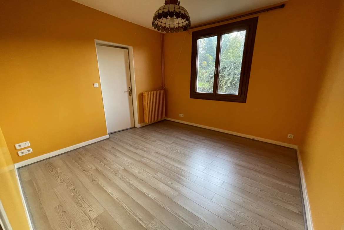Maison familiale à vendre à Creuzier-le-Neuf – 184 m², terrain 2400 m², rénovée en 2023, secteur calme 
