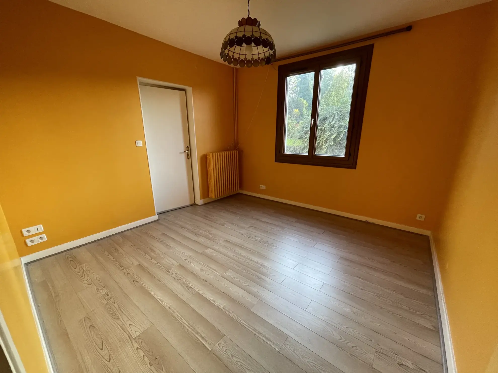 Maison familiale à vendre à Creuzier-le-Neuf – 184 m², terrain 2400 m², rénovée en 2023, secteur calme 