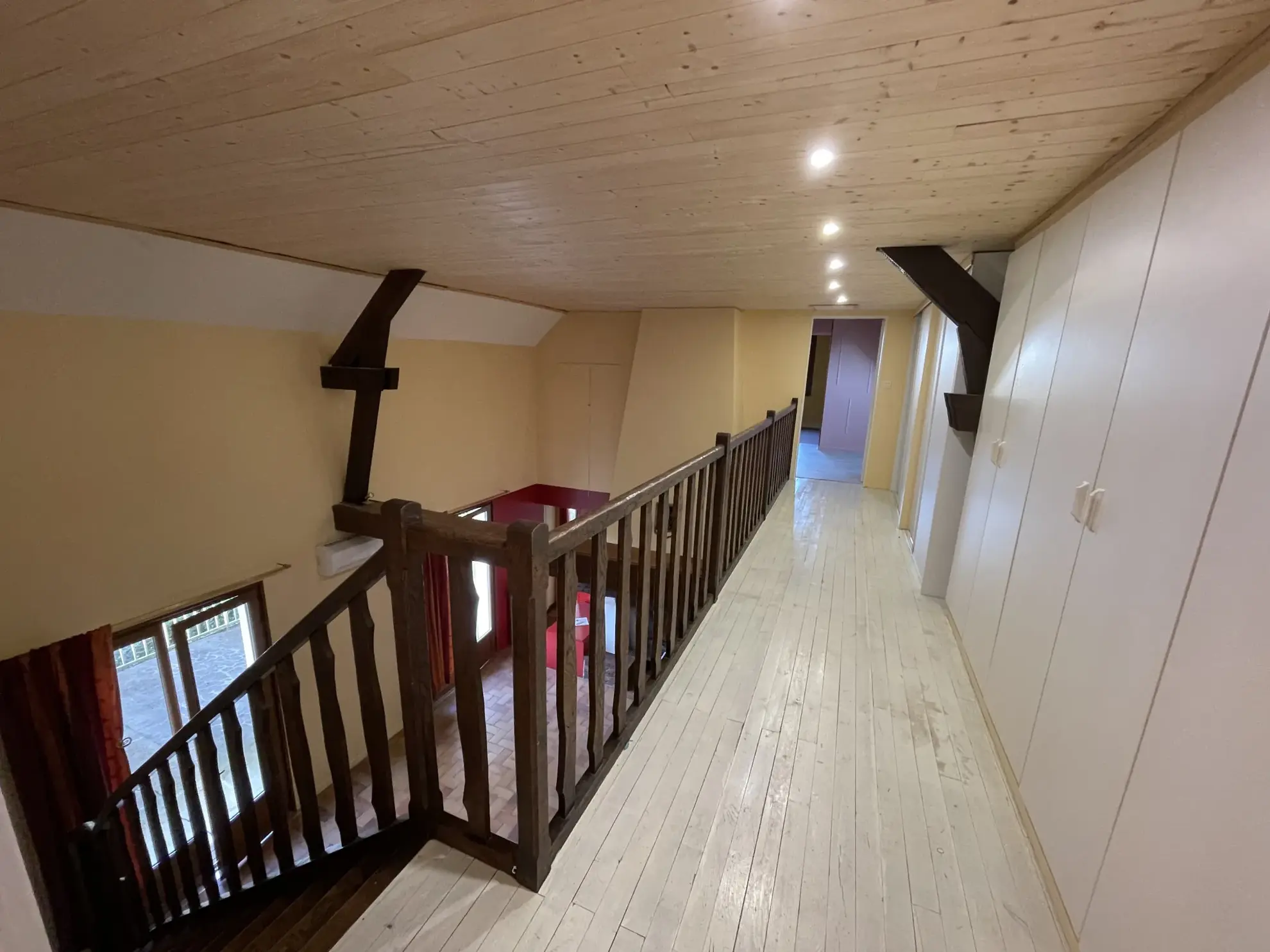 Maison familiale à vendre à Creuzier-le-Neuf – 184 m², terrain 2400 m², rénovée en 2023, secteur calme 