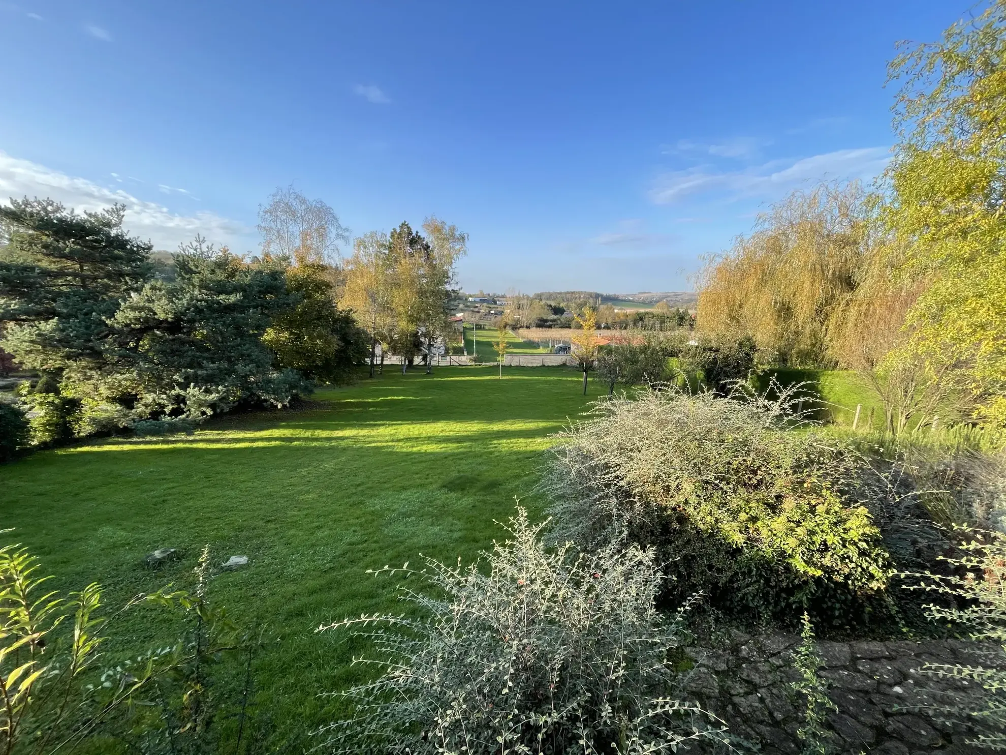 Maison familiale à vendre à Creuzier-le-Neuf – 184 m², terrain 2400 m², rénovée en 2023, secteur calme 