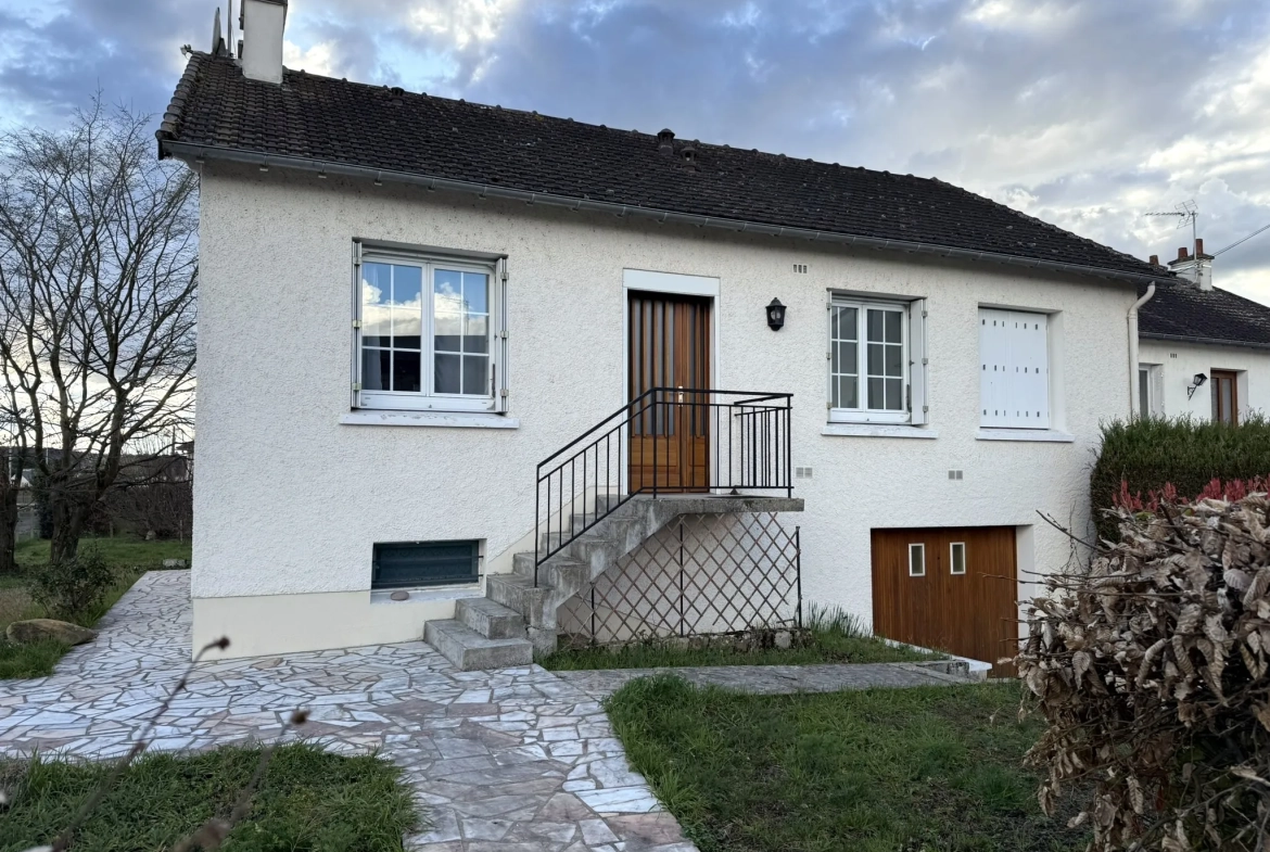 Belle maison de 71 m² avec sous-sol et terrain clos à Descartes 