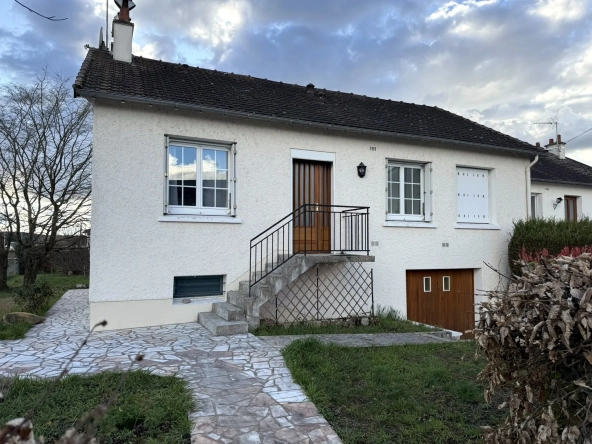 Belle maison de 71 m² avec sous-sol et terrain clos à Descartes