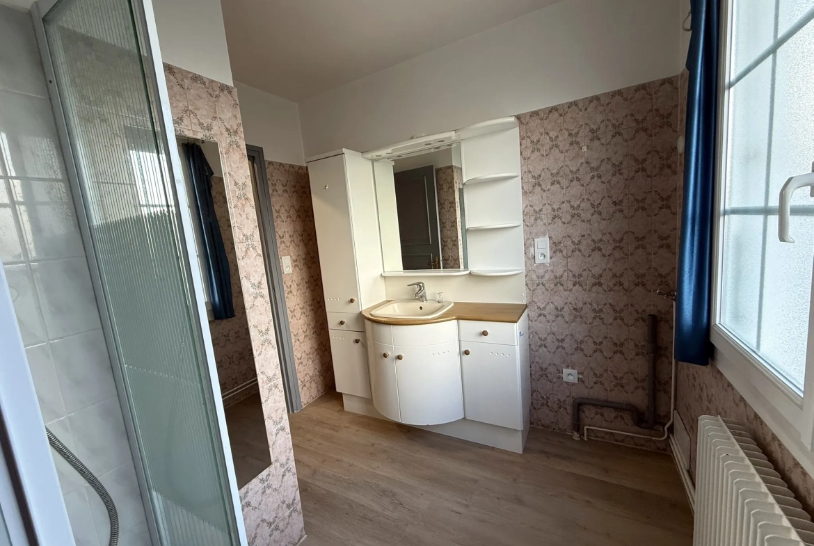 Belle maison de 71 m² avec sous-sol et terrain clos à Descartes 
