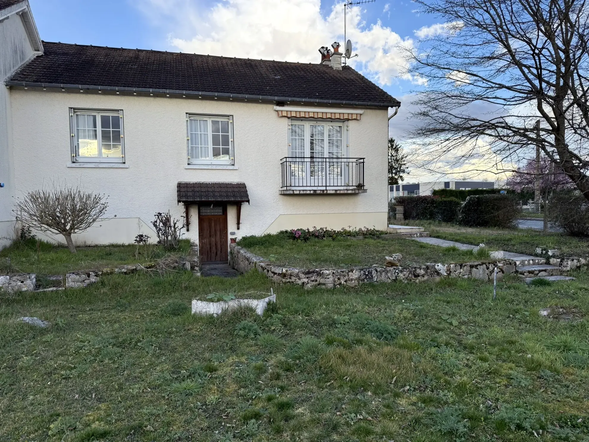 Belle maison de 71 m² avec sous-sol et terrain clos à Descartes 