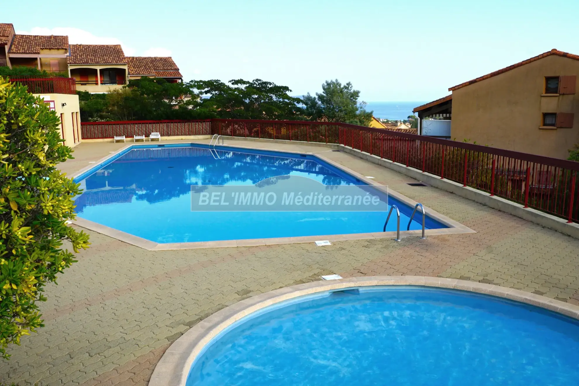Superbe appartement duplex avec vue mer, piscine et parking à Cavalaire-sur-Mer 