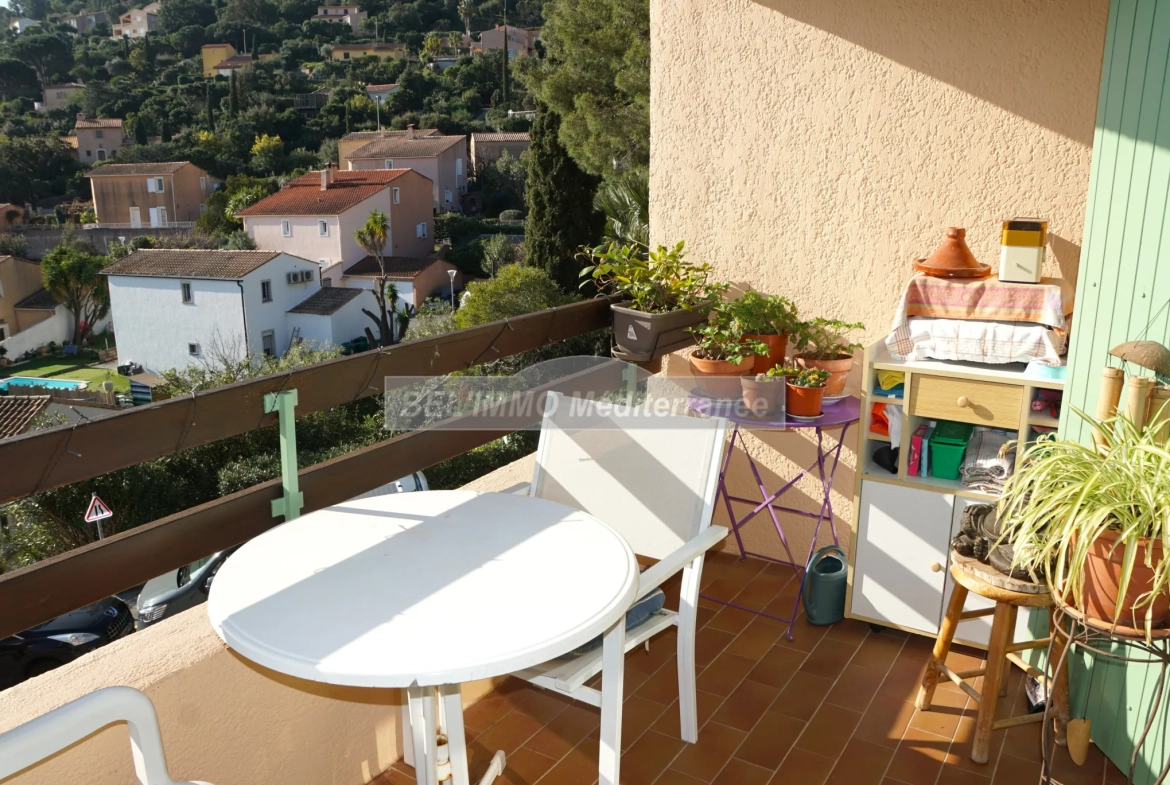 Superbe appartement duplex avec vue mer, piscine et parking à Cavalaire-sur-Mer 