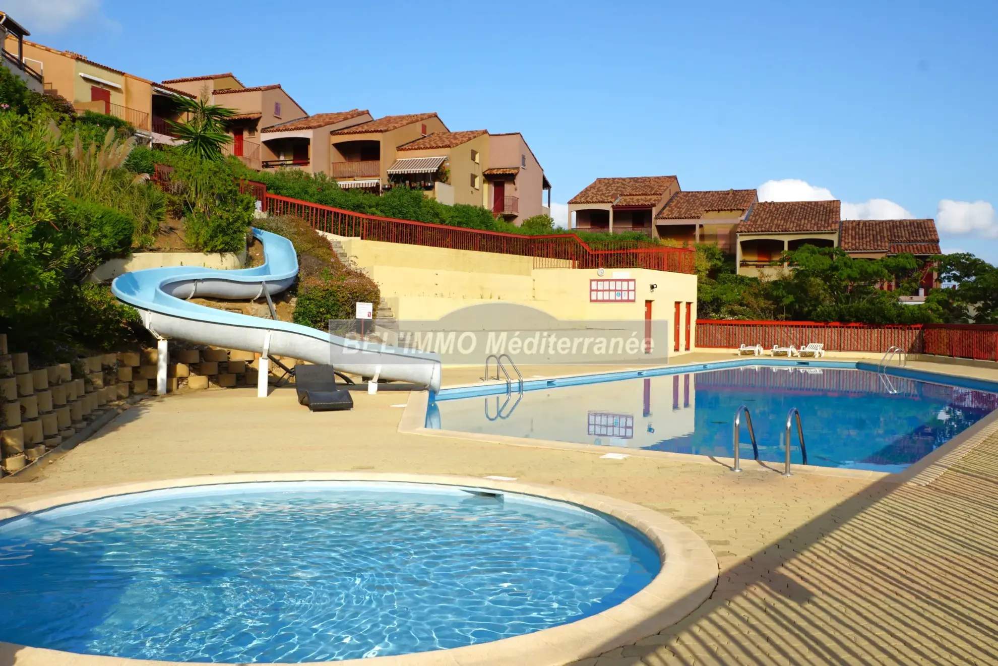 Superbe appartement duplex avec vue mer, piscine et parking à Cavalaire-sur-Mer 