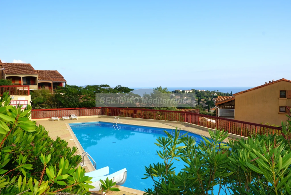 Superbe appartement duplex avec vue mer, piscine et parking à Cavalaire-sur-Mer 