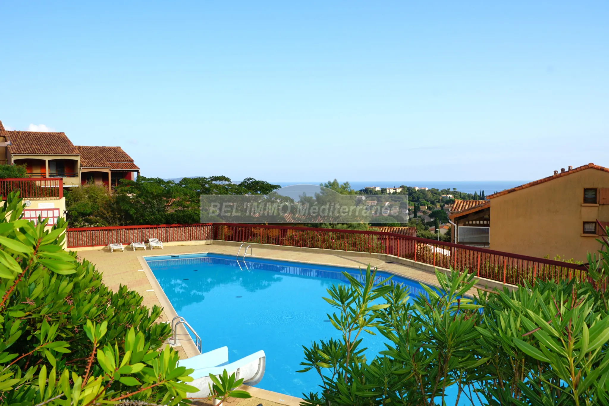 Superbe appartement duplex avec vue mer, piscine et parking à Cavalaire-sur-Mer 