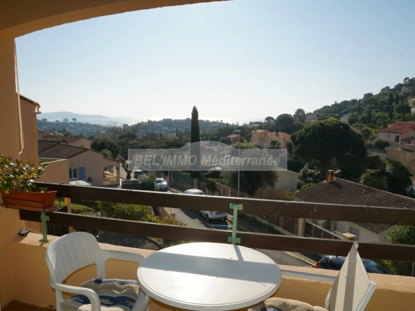 Appartement duplex avec terrasse et vue mer à Cavalaire 