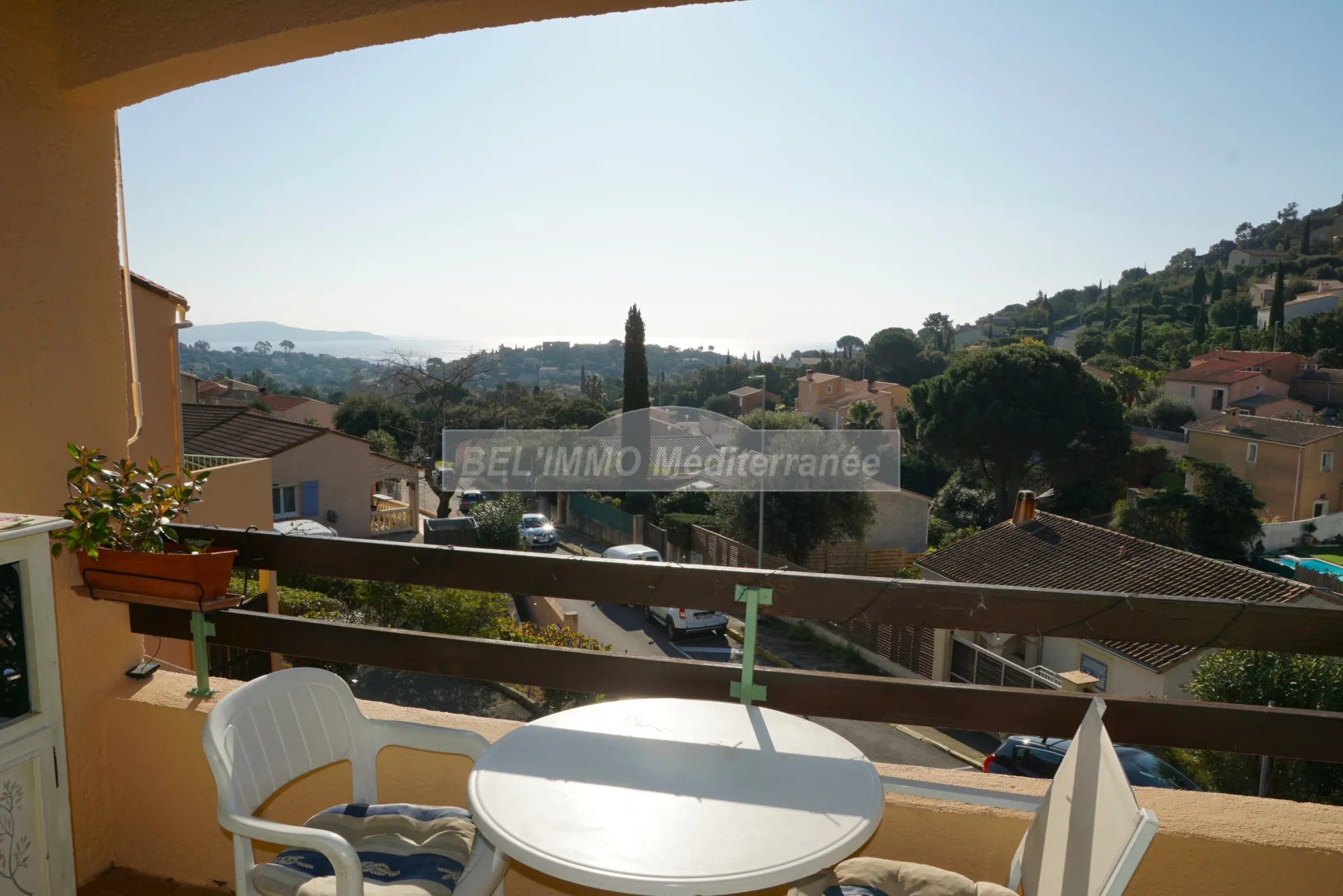 Superbe appartement duplex avec vue mer, piscine et parking à Cavalaire-sur-Mer 