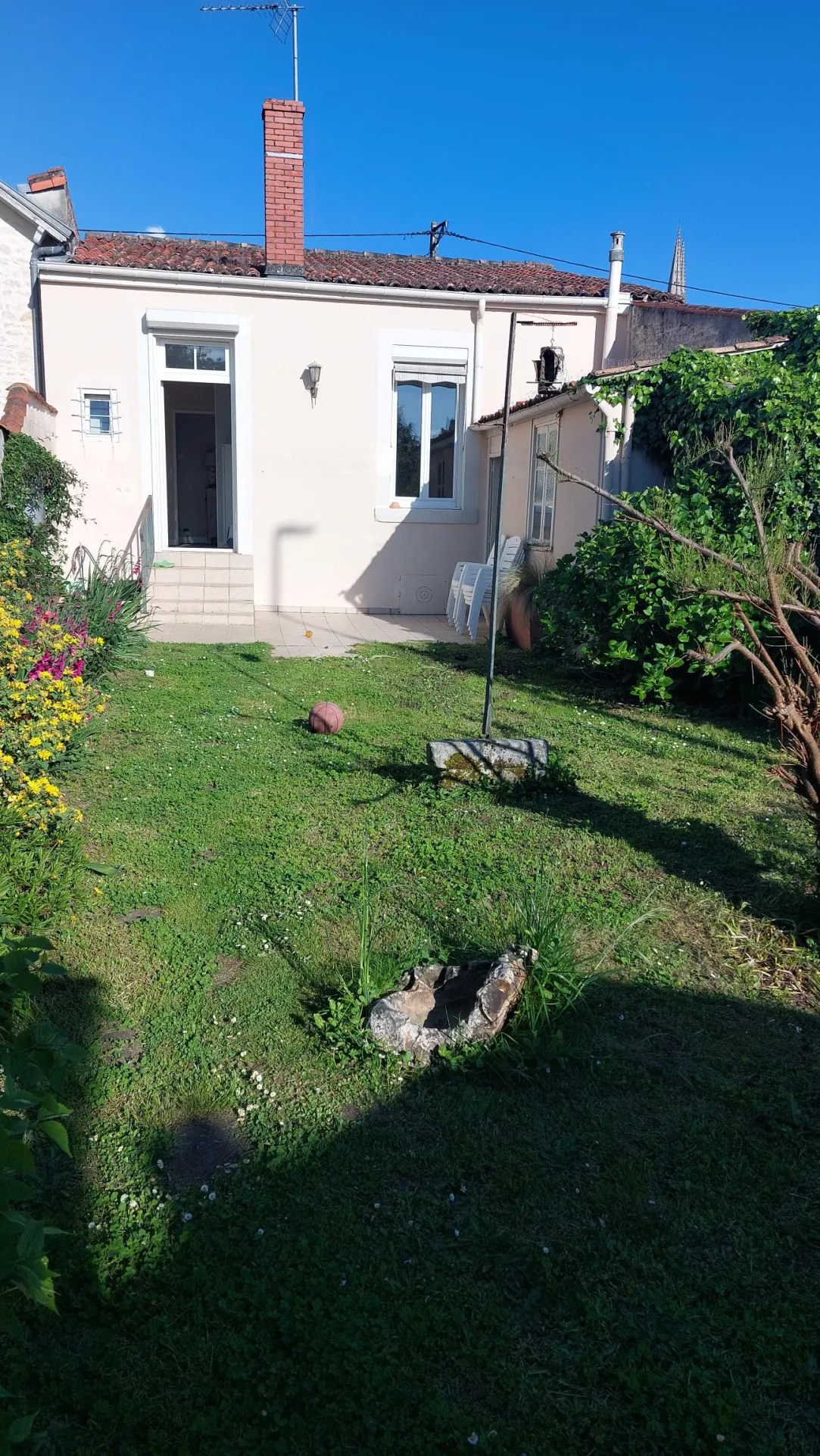 Maison ancienne de plain-pied avec jardin au centre de Niort 