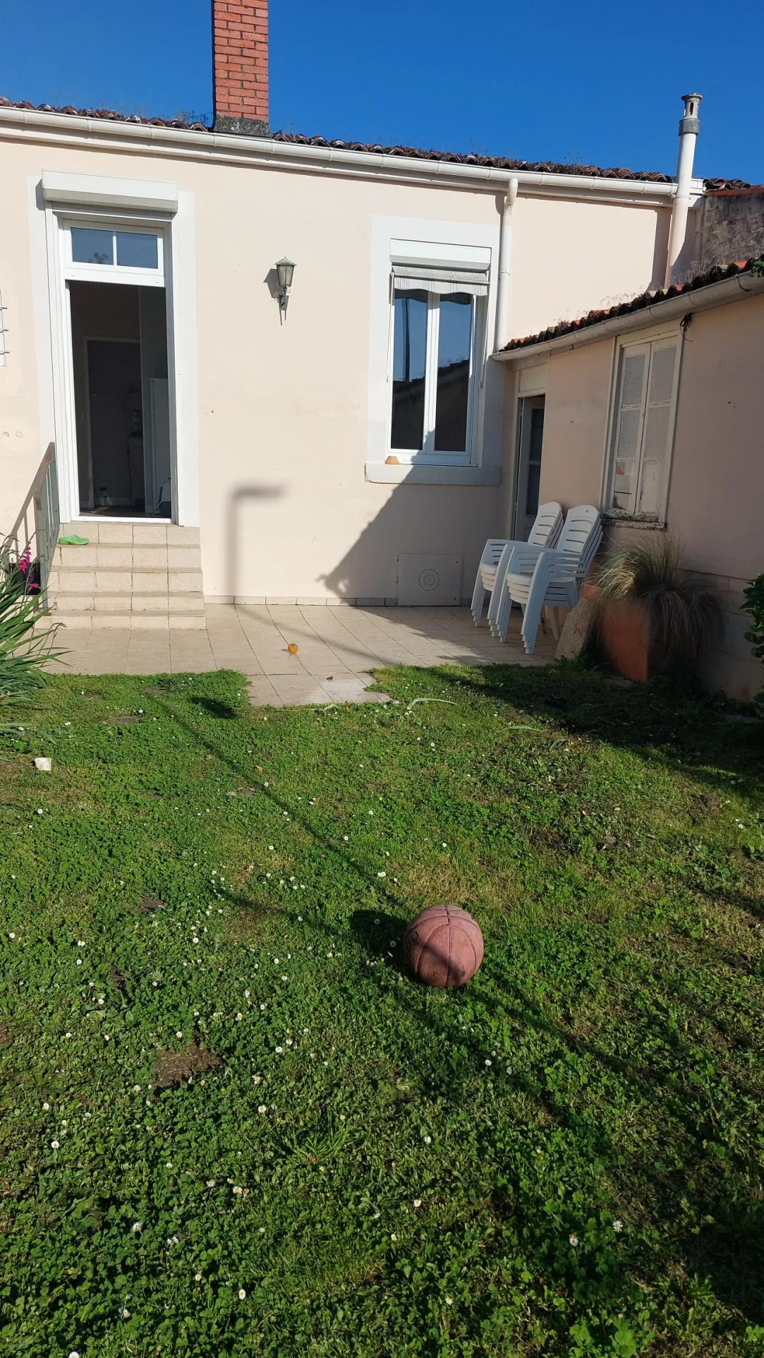 Maison ancienne de plain-pied avec jardin au centre de Niort 