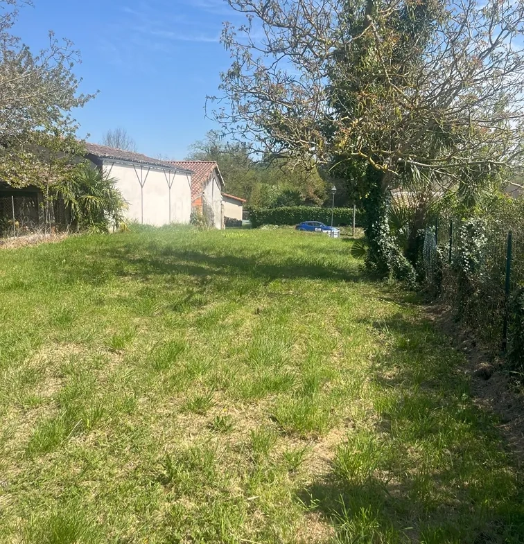 Terrain constructible de 523 m² à L'Isle en Dodon, emplacement calme et proche commerces 