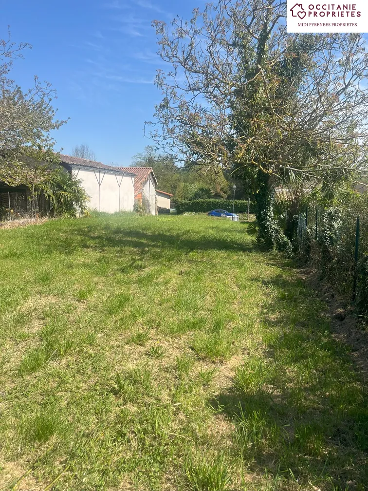 Terrain constructible de 523 m² à L'Isle en Dodon, emplacement calme et proche commerces 