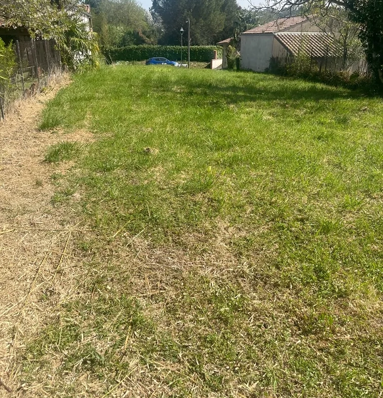 Terrain constructible de 523 m² à L'Isle en Dodon, emplacement calme et proche commerces 