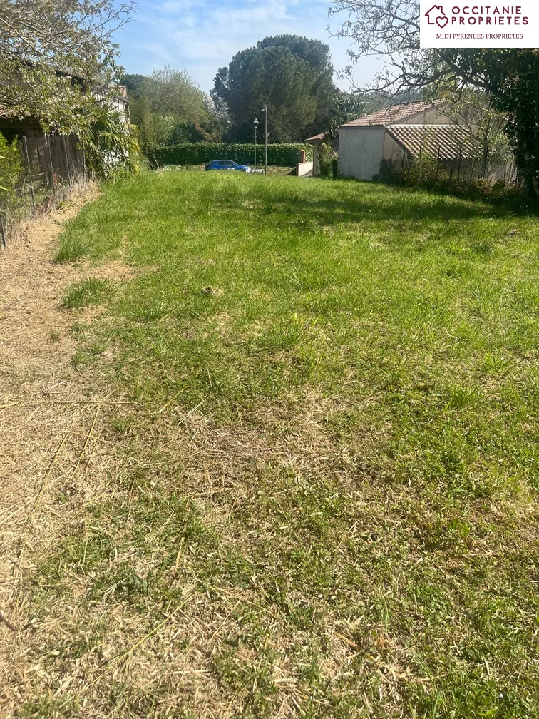 Terrain constructible de 523 m² à L'Isle en Dodon, emplacement calme et proche commerces 