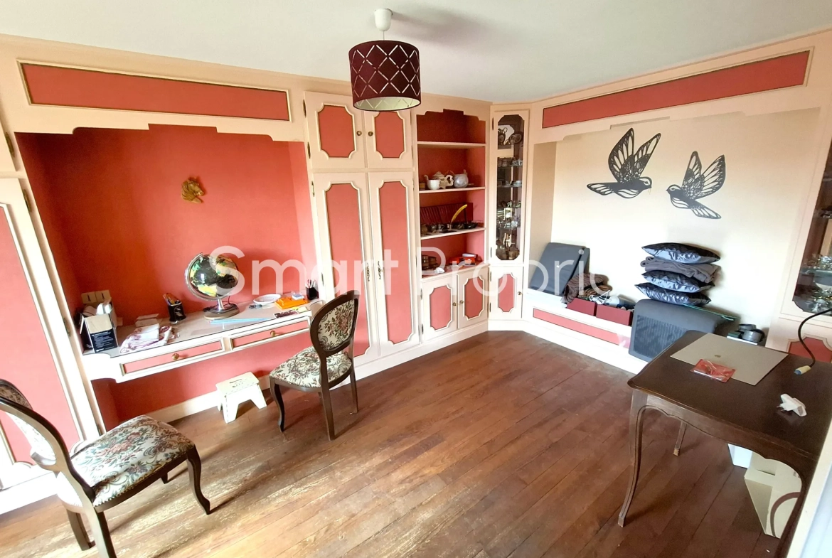Maison familiale avec grand atelier à Lorlanges offrant potentiel et confort 