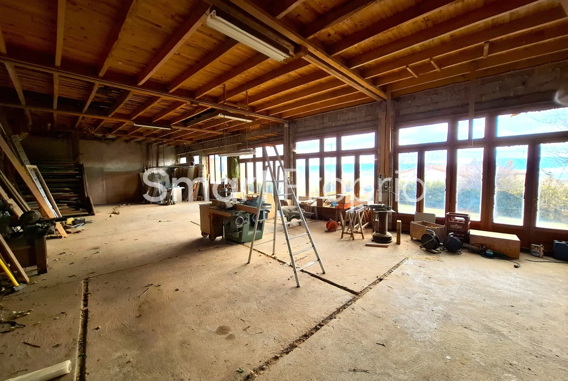 Maison familiale avec grand atelier à Lorlanges offrant potentiel et confort 