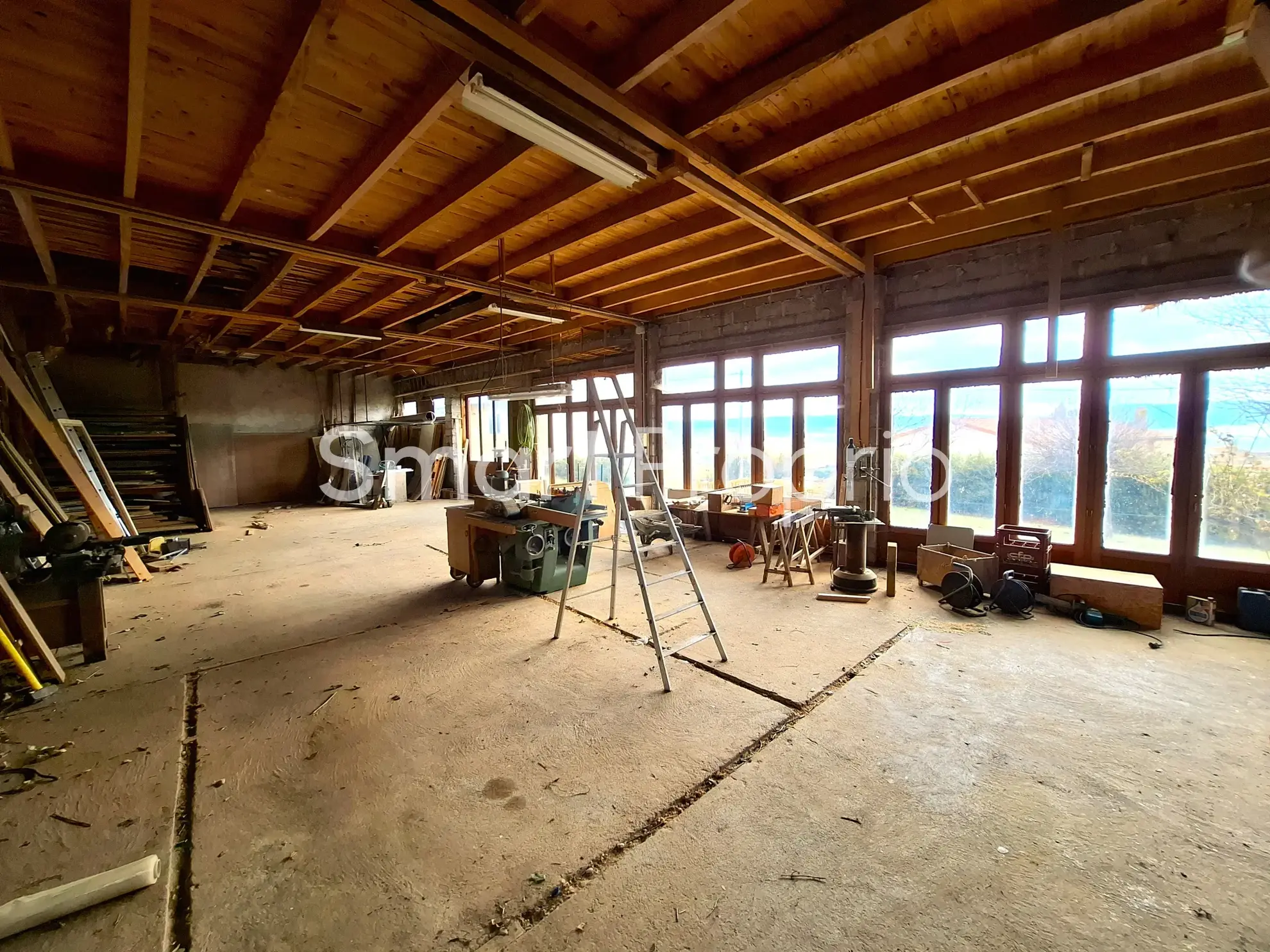 Maison familiale avec grand atelier à Lorlanges offrant potentiel et confort 