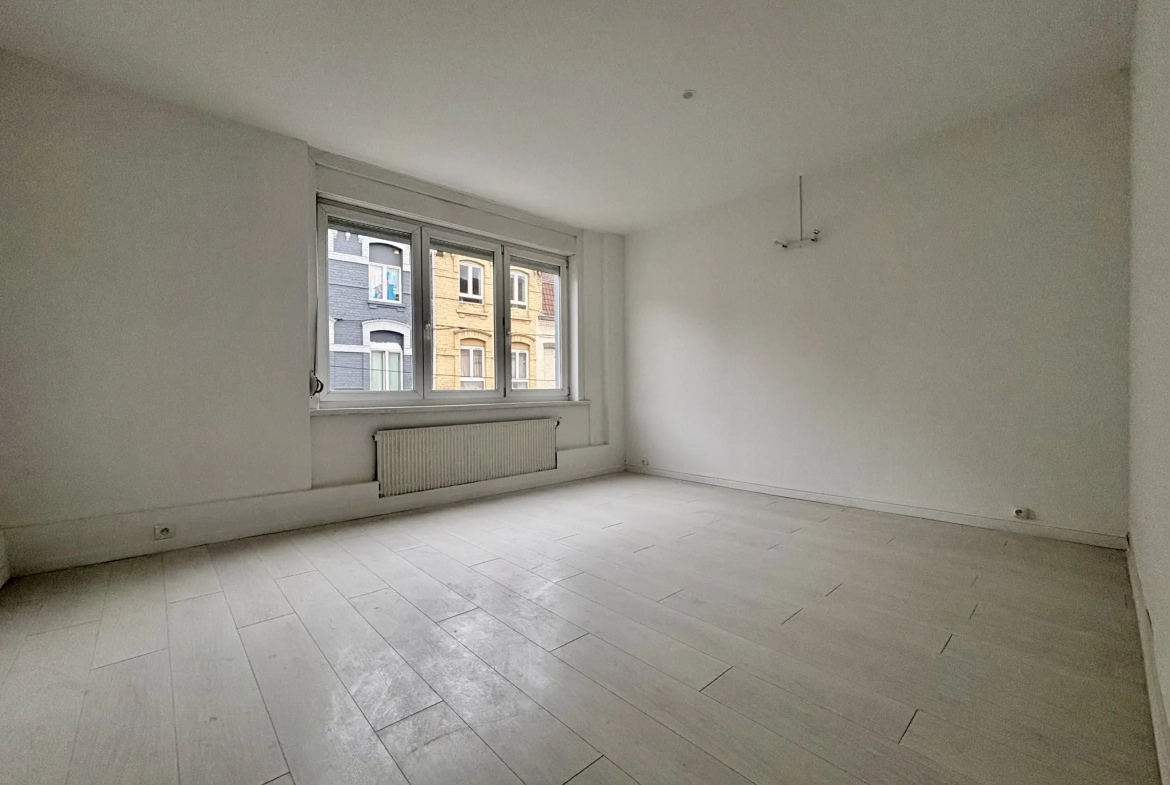 Maison lumineuse de 130m² avec 4 chambres, terrasse et cave à Roubaix 
