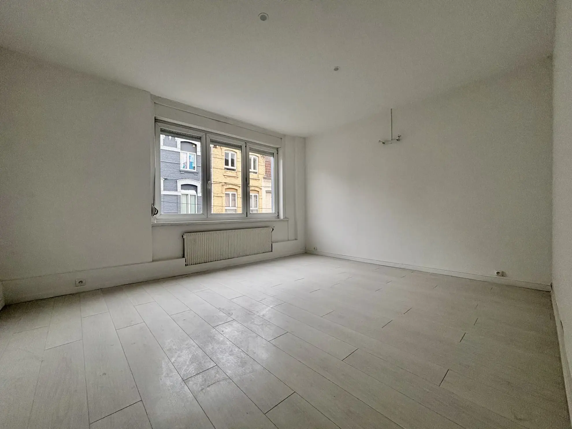 Maison lumineuse de 130m² avec 4 chambres, terrasse et cave à Roubaix 