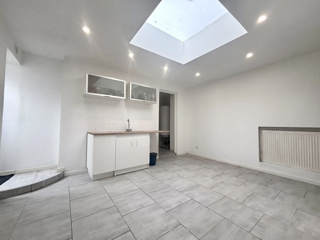 Maison lumineuse de 130m² avec 4 chambres, terrasse et cave à Roubaix