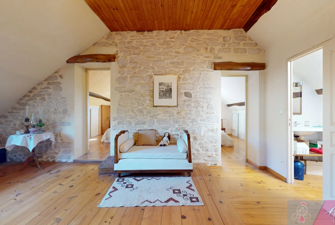 Maison en pierre avec piscine à Saligney, 154 m², vue imprenable 