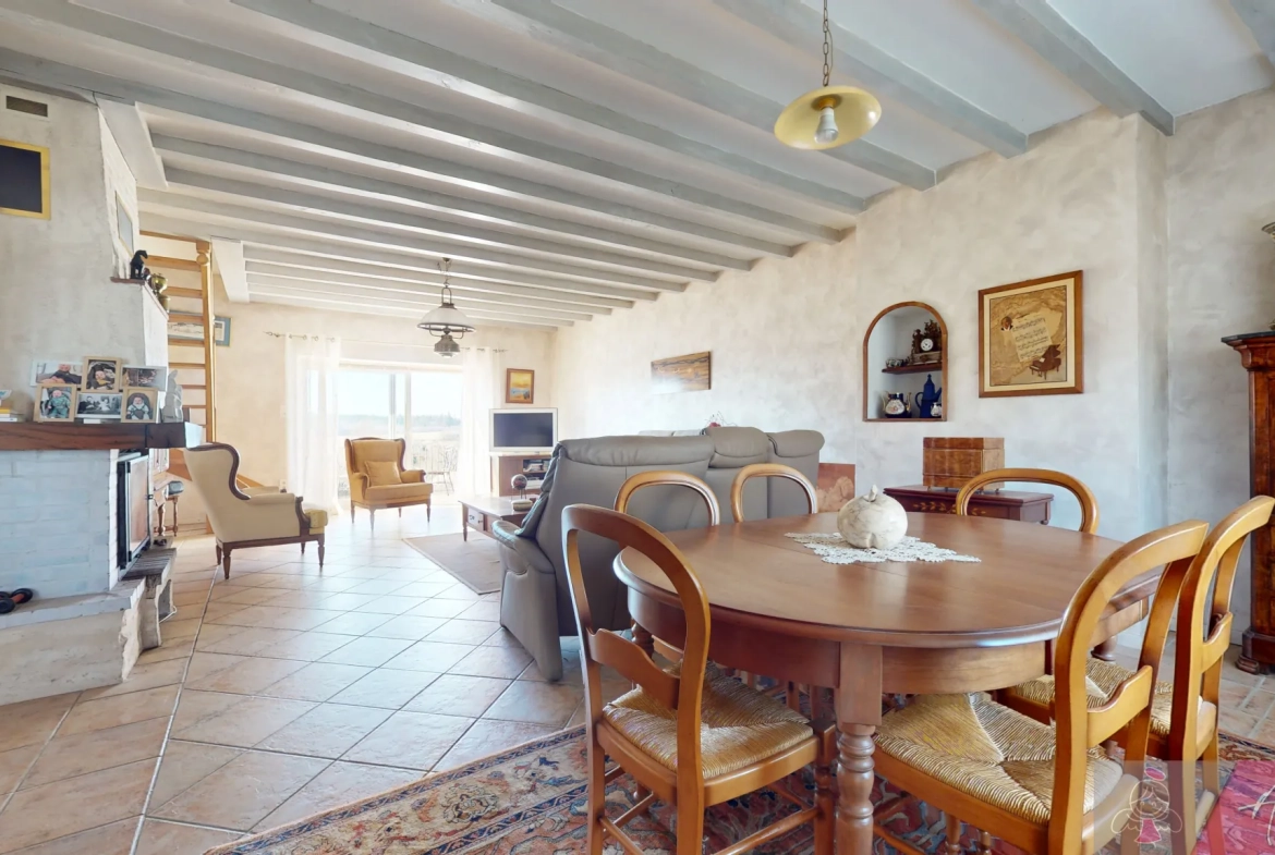 Maison en pierre avec piscine à Saligney, 154 m², vue imprenable 