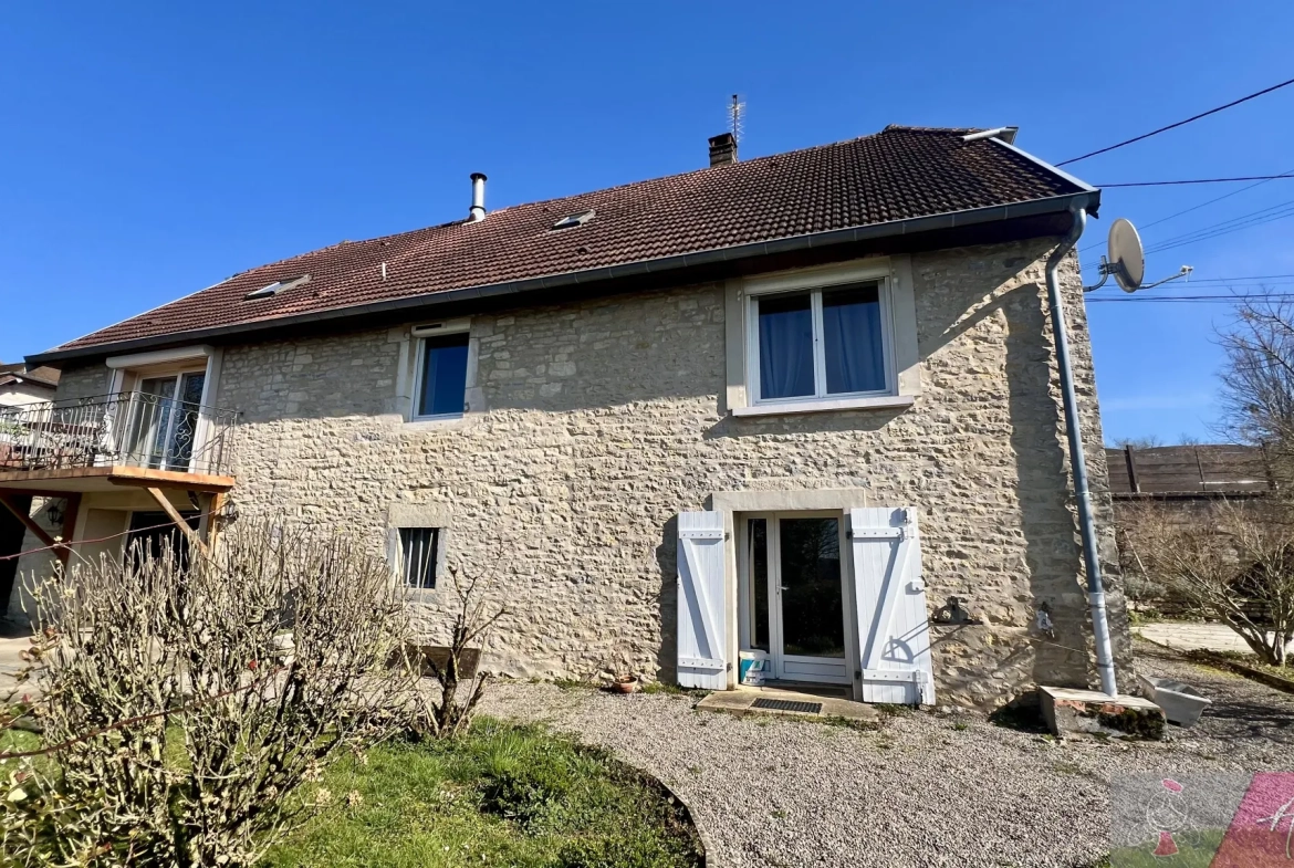 Maison en pierre avec piscine à Saligney, 154 m², vue imprenable 
