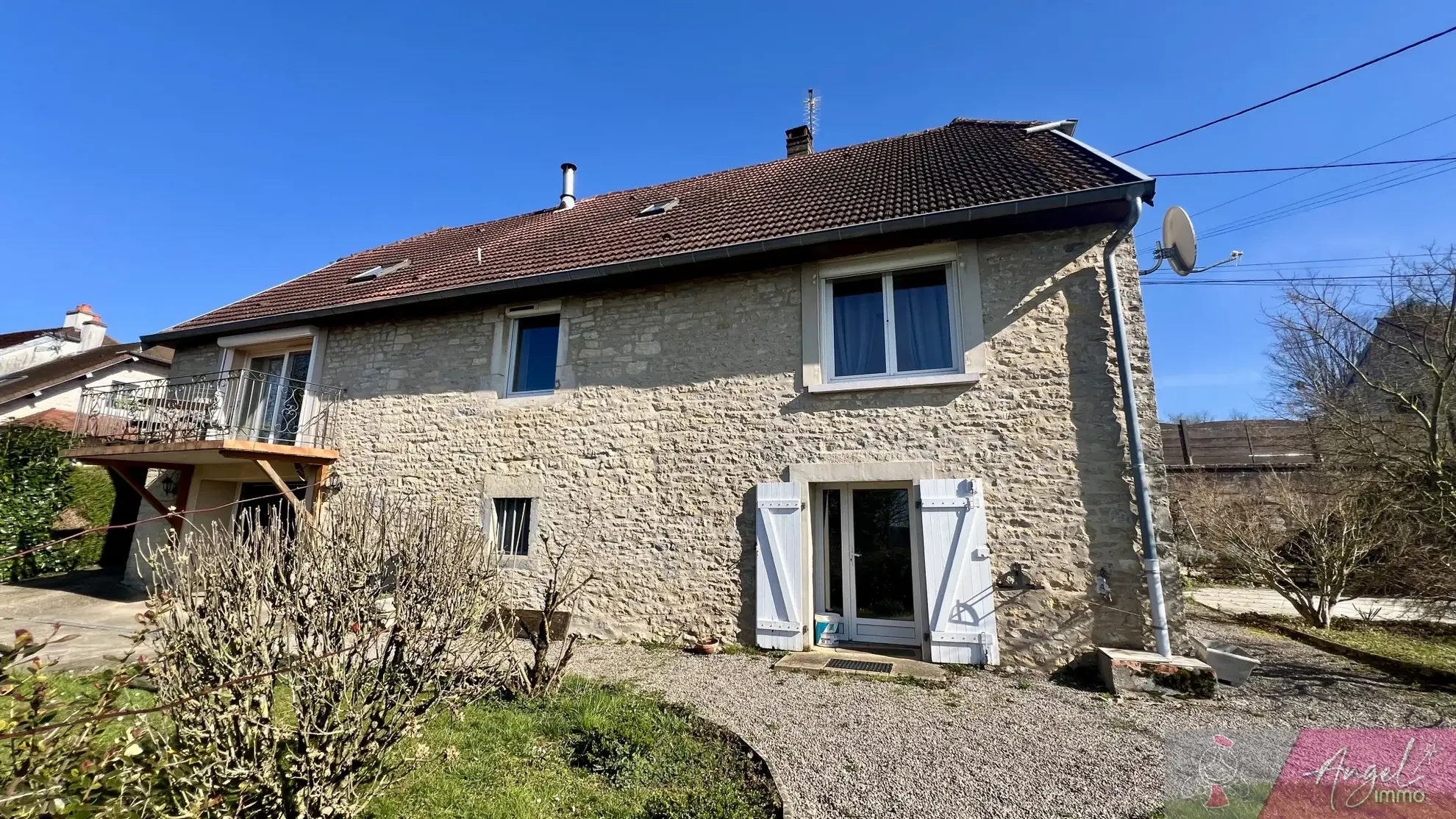 Maison en pierre avec piscine à Saligney, 154 m², vue imprenable 