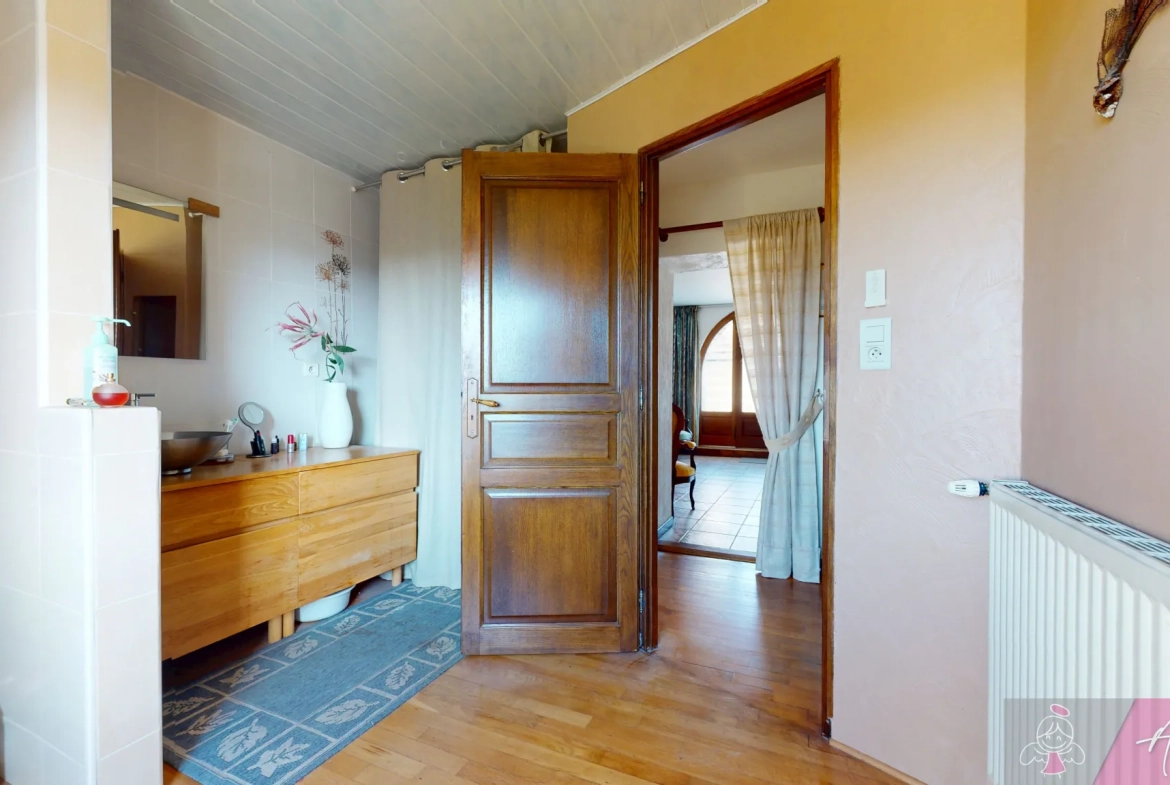 Maison en pierre avec piscine à Saligney, 154 m², vue imprenable 