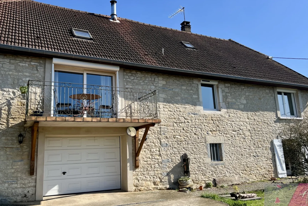 Maison en pierre avec piscine à Saligney, 154 m², vue imprenable 